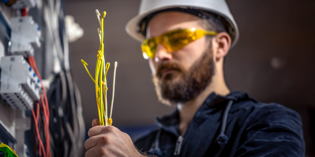 un electricien un technicien electrique travaillant dans un central electrique